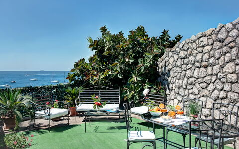 La Baia Dello Chalet: Cielo, Pianta, Proprietà, Acqua, Mobilia, Tavolo, Natura, Sedia, Mobili Da Esterno, Shade