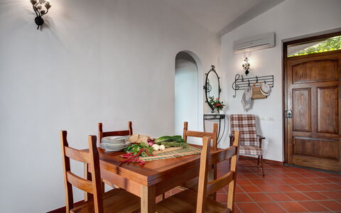 La Baia Dello Chalet: Mobilia, Proprietà, Tavolo, Cabinetry, Cornice, Sedia, Legna, Interior Design, Porta, Pavimento