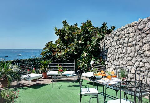 La Baia Dello Chalet: Cielo, Pianta, Proprietà, Acqua, Mobilia, Tavolo, Natura, Sedia, Mobili Da Esterno, Shade