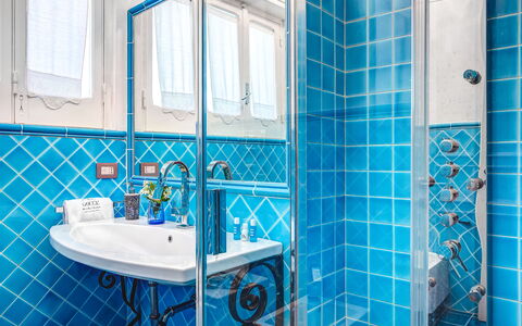 Medusa And The Seahorse Villa: Specchio, Rubinetto, Lavello, Idraulico Fixture, Blu, Finestra, Viola, Azzurro, Lavandino Del Bagno, Bagno