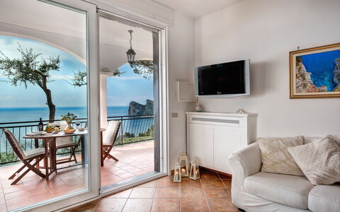 Medusa And The Seahorse Villa: Cornice, Mobilia, Proprietà, Tavolo, Blu, Verde, Divano, Interior Design, Legna, Comfort