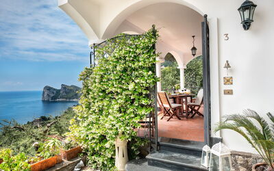 Medusa And The Seahorse Villa: Pianta, Costruzione, Acqua, Proprietà, Tavolo, Nube, Vaso Di Fiori, Cielo, Azzurro, Fiore