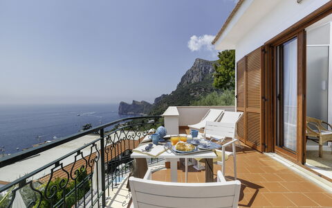 Villa Nerano: Cielo, Costruzione, Tavolo, Acqua, Nube, Località Balneare, Interior Design, Condominio, Legna, Sedia