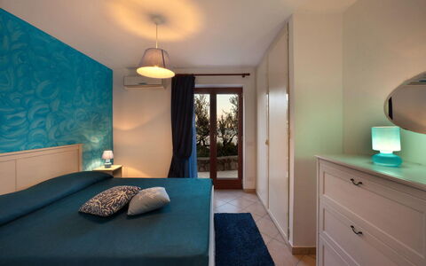 Villa Nerano: Camera Da Letto, Camera, Mobilia, Proprietà, Letto, Interior Design, Costruzione, Lenzuolo, Parete, Turchese