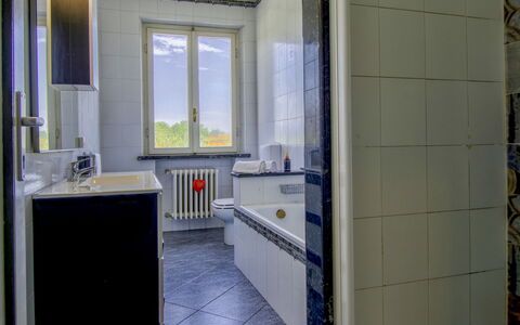 Elena: Pavimentazione, Idraulico Fixture, Pavimento, Idraulico, Materiale Composito, Camera, Piastrella, Bicchiere, Rubinetto, Bagno