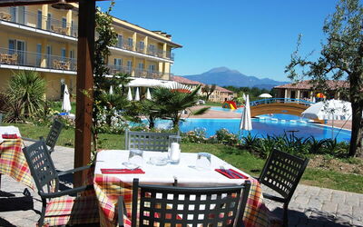 Resort Oleander: Cielo, Costruzione, Proprietà, Pianta, Mobilia, Tavolo, Piscina, Sedia, Finestra, Shade