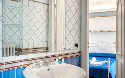 Palazzo Villa Dei Nobili: Rubinetto, Specchio, Proprietà, Idraulico Fixture, Lavello, Bianca, Blu, Azzurro, Bagno, Interior Design