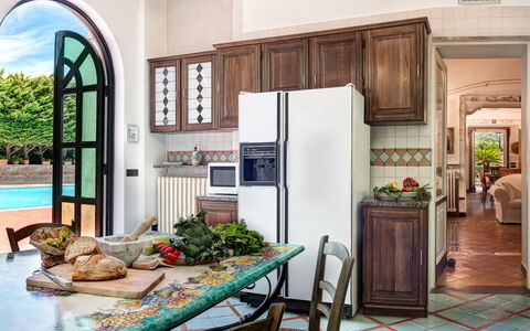 Palazzo Villa Dei Nobili: Cabinetry, Mobilia, Controsoffitto, Verde, Legna, Pianta, Cucina, Interior Design, Finestra, Soggiorno
