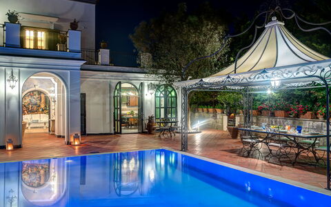 Palazzo Villa Dei Nobili: Acqua, Proprietà, Mobilia, Piscina, Pianta, Blu, Azzurro, Costruzione, Cielo, Albero