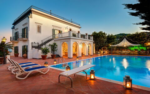 Palazzo Villa Dei Nobili: Acqua, Pianta, Cielo, Proprietà, Piscina, Costruzione, Azzurro, Albero, Finestra, Mobili Da Esterno