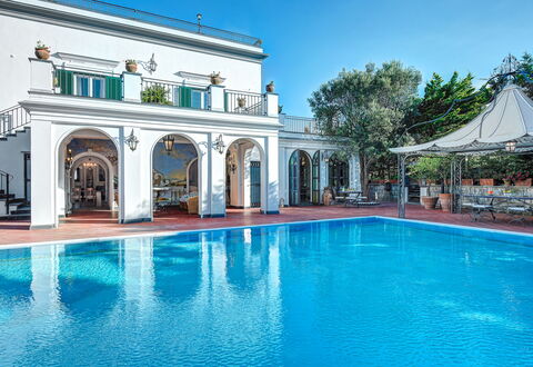 Palazzo Villa Dei Nobili: Acqua, Cielo, Pianta, Proprietà, Azzurro, Piscina, Corpo D'Acqua, Porta, Costruzione, Albero