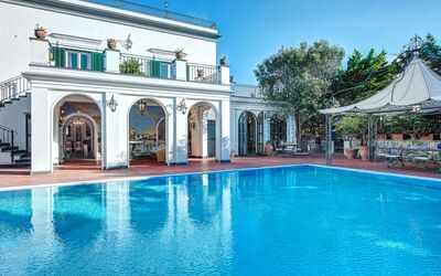 Palazzo Villa Dei Nobili: Acqua, Cielo, Pianta, Proprietà, Azzurro, Piscina, Corpo D'Acqua, Porta, Costruzione, Albero