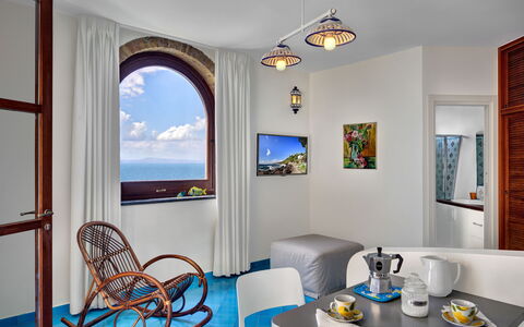 Appartamento Lobra: Mobilia, Proprietà, Cornice, Tavola, Blu, Tavolo, Azzurro, Illuminazione, Interior Design, Legna