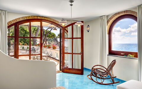 Appartamento Lobra: Costruzione, Proprietà, Finestra, Mobilia, Legna, Shade, Sedia, Comfort, Interior Design, Pianta Della Casa
