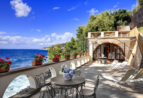 Appartamento Lobra: Cielo, Nube, Acqua, Proprietà, Mobilia, Pianta, Blu, Fiore, Sedia, Azzurro