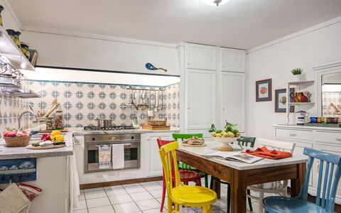 Country Lemonvilla: Tavolo, Cabinetry, Proprietà, Mobilia, Controsoffitto, Cucina, Illuminazione, Interior Design, Arancia, Pavimentazione