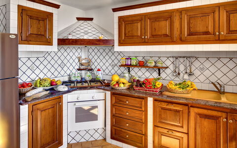 La Villa Dell'olio: Controsoffitto, Cabinetry, Proprietà, Mobilia, Cucina, Legna, Cassetto, Interior Design, Pavimentazione, Color Legno