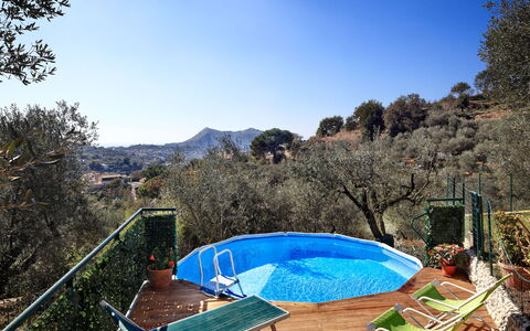 La Villa Dell'olio: Cielo, Risorse Idriche, Acqua, Montagna, Foglia, Azzurro, Pianta, Piscina, Albero, Paesaggio Naturale