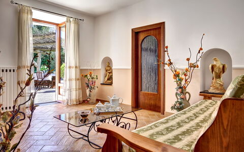 La Villa Dell'olio: Mobilia, Proprietà, Tavolo, Costruzione, Cornice, Legna, Tessile, Pavimentazione, Architettura, Interior Design