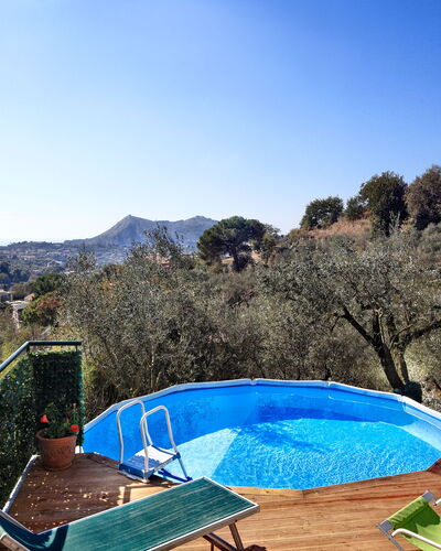 La Villa Dell'olio: Cielo, Risorse Idriche, Acqua, Montagna, Foglia, Azzurro, Pianta, Piscina, Albero, Paesaggio Naturale