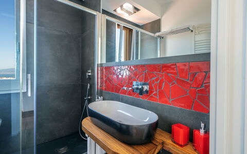 Villa Antonietta: Specchio, Rubinetto, Proprietà, Idraulico Fixture, Lavello, Costruzione, Lavandino Del Bagno, Bagno, Interior Design, Illuminazione