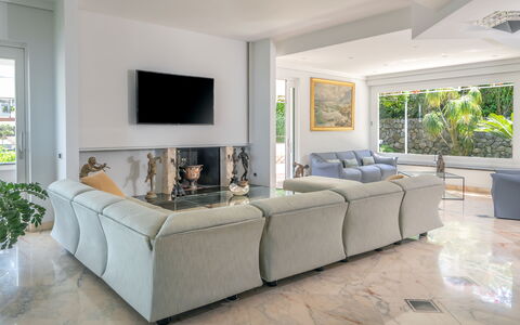 Villa Antonietta: Pianta, Proprietà, Divano, Pianta Della Casa, Finestra, Comfort, Interior Design, Pavimentazione, Soggiorno, Pavimento