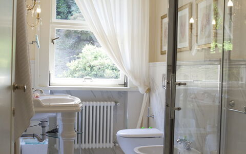 Villa Ermelinda: Mobilia, Proprietà, Vasca Da Bagno, Idraulico Fixture, Legna, Pianta, Bagno, Tenda, Interior Design