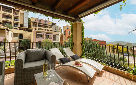 Rokkaria: Pianta, Costruzione, Mobilia, Proprietà, Divano, Tavolo, Legna, Vaso Di Fiori, Interior Design, Cielo