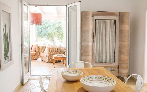 Villa Giunone: Legna, Dishware, Serveware, Pavimento, Interior Design, Proprietà, Camera, Pavimentazione, Tavolo, Latifoglie
