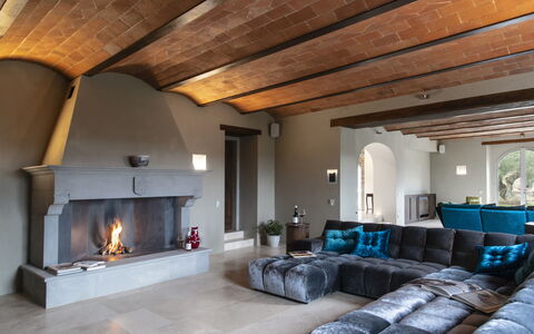 Villa Pianvecchio: Legna, Camera, Interior Design, Proprietà, Pavimento, Focolare, Soffitto, Divano, Parete, Soggiorno