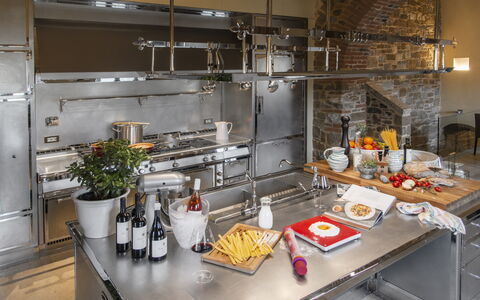 Villa Pianvecchio: Cibo, Cucina, Pasto, Dishware, Cucina, Piatto, Elettrodomestico Da Cucina, Brunch, Lampada, Vaso Di Fiori