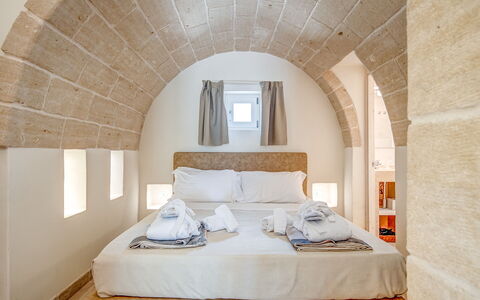 La Torretta - Corte dei Messapi: Mobilia, Proprietà, Costruzione, Comfort, Legna, Telaio Del Letto, Cuscino, Interior Design, Pavimento