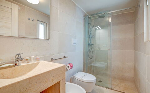 La Torretta - Corte dei Messapi: Rubinetto, Idraulico Fixture, Specchio, Lavello, Lavandino Del Bagno, Proprietà, Soffione Doccia, Bagno, Costruzione, Doccia