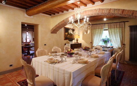 Villa Rossa: Tovaglia, Illuminazione, Camera, Interior Design, Tessile, Mobilia, Tavolo, Soffitto, Lampada, Interior Design