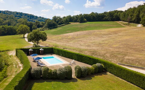 Villa Rossa: Erba, Pianta, Giardino, Lotto, Arbusto, Prato, Cumulo, Hedge, Cortile, Piscina