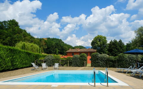 Villa Rossa: Piscina, Cielo, Proprietà, Immobiliare, Azzurro, Ricorrere, Cumulo, Shade, Materiale Composito, Ombrello