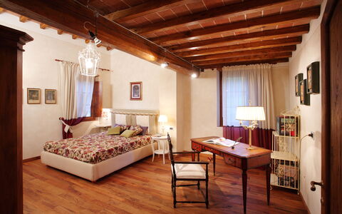 Villa Rossa: Legna, Illuminazione, Pavimento, Interior Design, Camera, Pavimentazione, Latifoglie, Proprietà, Soffitto, Mobilia