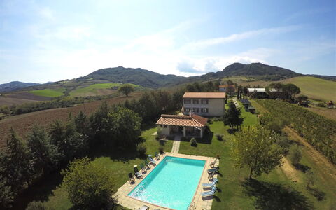 Agriturismo Le Selvole: Cielo, Acqua, Nube, Proprietà, Pianta, Costruzione, Montagna, Albero, Lotto, Corpo D'Acqua