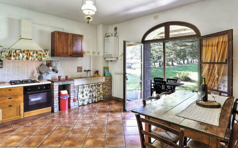 Agriturismo Le Selvole: Cabinetry, Mobilia, Proprietà, Controsoffitto, Tavolo, Finestra, Sedia, Legna, Cucina, Interior Design