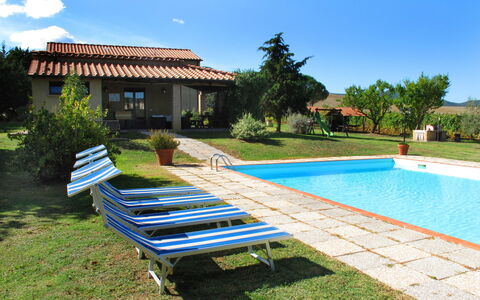 Agriturismo Le Selvole: Cielo, Pianta, Acqua, Costruzione, Natura, Nube, Azzurro, Albero, Piscina, Shade