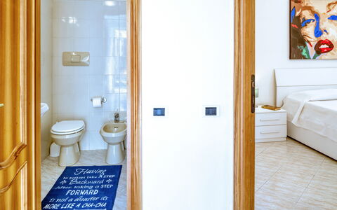 Luigina - Levanto: Camera, Interior Design, Proprietà, Pavimento, Parete, Lavandino Del Bagno, Idraulico Fixture, Pavimentazione, Letto, Piastrella