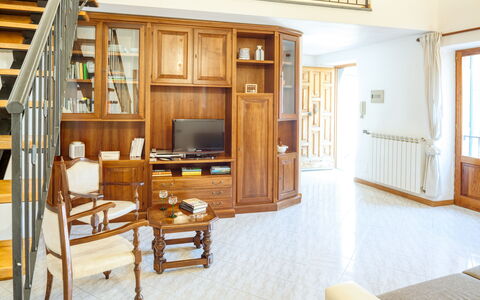 Luigina - Levanto: Legna, Camera, Interior Design, Latifoglie, Credenza, Color Legno, Cassetto, Mobilia, Cabinetry, Casa