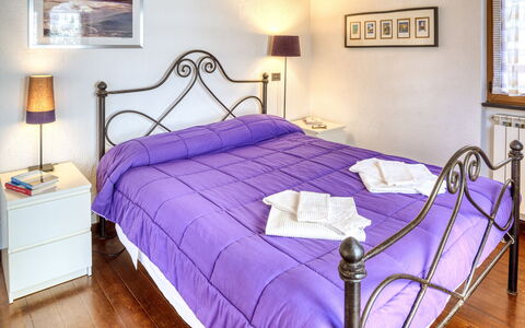 Mario - Levanto: Letto, Illuminazione, Camera, Interior Design, Legna, Pavimento, Bedding, Proprietà, Parete, Camera Da Letto