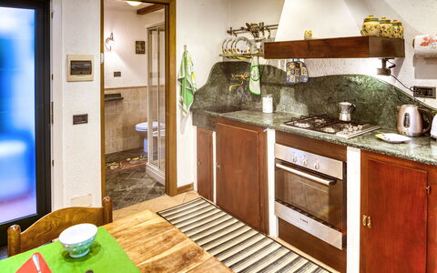 Mario - Levanto: Illuminazione, Camera, Legna, Interior Design, Verde, Proprietà, Pavimento, Pavimentazione, Idraulico Fixture, Lampada