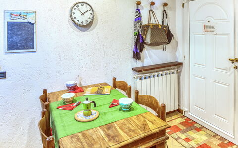 Mario - Levanto: Legna, Camera, Interior Design, Porta, Tavolo, Pavimentazione, Pavimento, Sala Da Pranzo, Parete, Color Legno