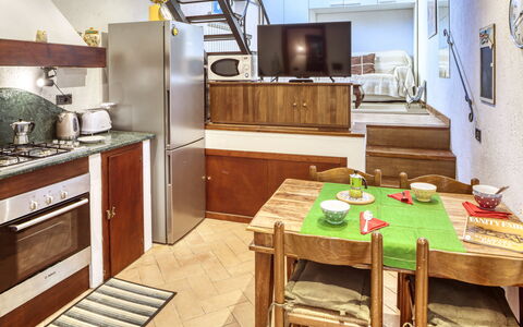 Mario - Levanto: Legna, Camera, Illuminazione, Interior Design, Mobilia, Tavolo, Cassetto, Cabinetry, Controsoffitto