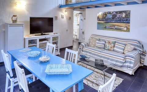 Appartamento Ivana - Levanto: Camera, Interior Design, Tavolo, Mobilia, Divano, Set Televisivo, Soggiorno, Casa, Flat Display