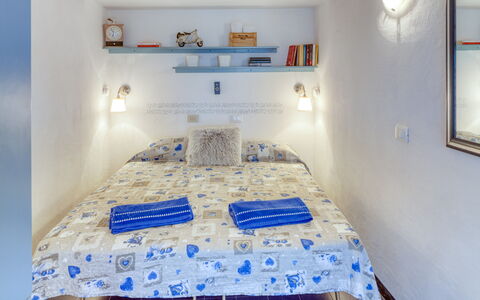 Appartamento Ivana - Levanto: Blu, Letto, Camera, Interior Design, Tessile, Parete, Biancheria, Bedding, Lenzuolo, Camera Da Letto