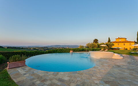 Villa Sole Del Chianti: Acqua, Cielo, Risorse Idriche, Giorno, Costruzione, Pianta, Azzurro, Piscina, Architettura, Corpo D'Acqua