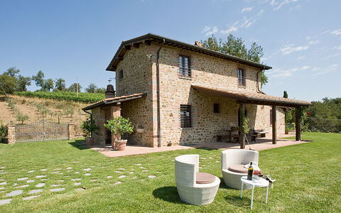 Villa Miravalle: Cielo, Pianta, Costruzione, Proprietà, Finestra, Nube, Albero, Casa, Lotto, Villetta